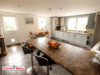 KITCHEN / BREAKFAST ROOM